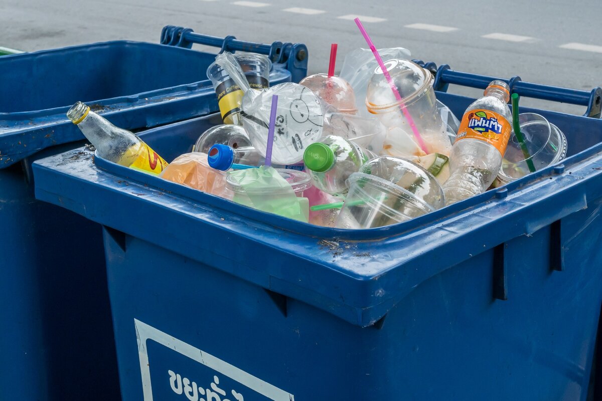 Бангкок, Таиланд - ноябрь 2, 2019 : синий мусорный бак, полный пластиковых отходов.