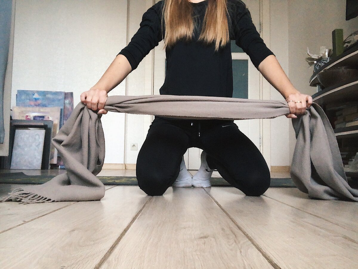 Гимнастический коврик и шарф для выполнения упражнения