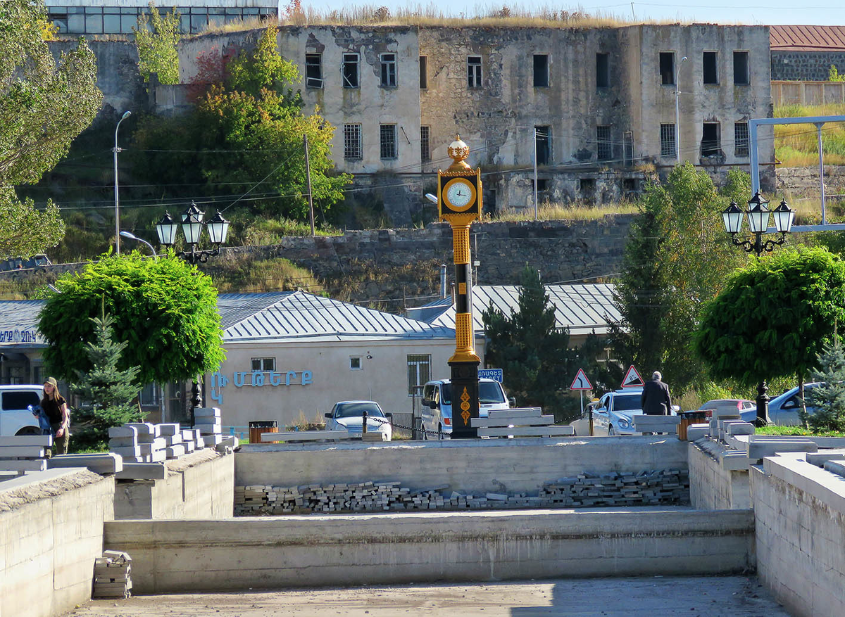 Город Гавар Армения. Город Гавар Армения фото. Сарухан Гавар. Город Севан площадь.