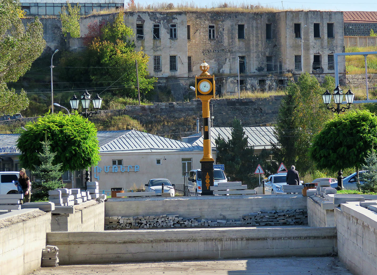 Армения город гавар. Город Гавар Армения. Город Гавар Армения фото. Сарухан Гавар. Город Севан площадь.