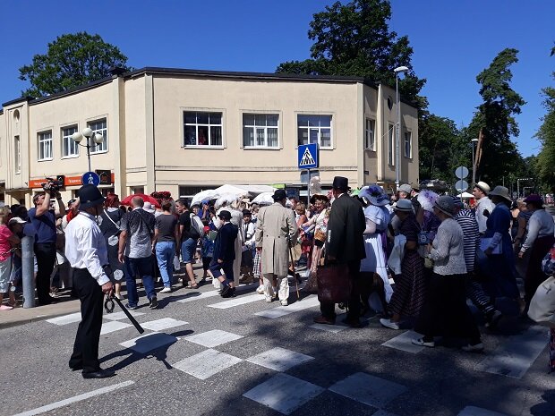 Юрмала, 20 июля 2019. Видите, как много людей на Йомас? Заполнили собой весь пешеходный переход... Но это всего лишь один кадр из одного дня.  ;-) 
