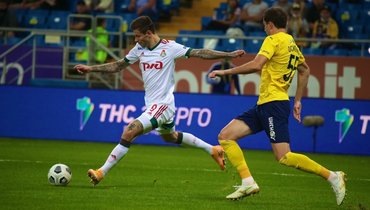 

ЦСКА — топ. «Локо» — провал. Все о трансферах двух московских клубов
Системный подход ЦСКА к усилению и хаотичный «Локомотива» — главная тема при сравнении двух клубов перед их матчем. Армейцы закупились на 30 миллионов евро, взяв дорогих игроков в уже сыгранную команду. Это и есть усиление, в прямом смысле слова. Новички еще не определяют игру ЦСКА, но со временем они должны добавить качества в разных линиях. «Локомотив» же лишился главной звезды — Алексея Миранчука, причем не за великие деньги, а топ-трансфер провернул только сейчас. Хотя по поводу топовости нынешнего Марио Манджукича люди спорят, все же признаем — это мировая величина. Жаль только, что с ЦСКА он не сыграет — не успеет.Рейтинга этому матчу Манджукич, конечно, добавил бы, но — всему свое время.
×
«Перчатка в Петербург полетит от ЦСКА, а не от «Спартака». Колонка Дмитрия Аленичева
Интриг все равно хватает. Первая, и главная, — сможет ли ЦСКА сохранить набранный темп и продолжить погоню за «Зенитом» и «Спартаком». Один важный матч в этом сезоне армейцы уже проиграли (как раз питерцам), другой — у красно-белых — выиграли, а третий — с «Краснодаром» — свели вничью. Игра с «Локо» — четвертая принципиальная встреча в этом сезоне. Чтобы подтвердить свой статус теневого фаворита, ЦСКА надо забирать очки у прямых соперников, а не делить их с ними или отдавать. Впрочем, это касается и «Локо». Однако железнодорожники от элиты пока что отваливаются.Будет ли этот спад долгим? Пока что в игре «Локо» не видно ничего, что внушало бы оптимизм. В лучшем случае можно говорить о том, что команда не прибавила после замены Юрия Семина на Марко Николича. Есть объективная причина — уход Миранчука, но сейчас, по прошествии времени, можно начать спрашивать и с тренера. Его ведь приглашали ставить зрелищный атакующий футбол. Результаты пока так себе.«Локомотив» отваливается от элиты. Страшно за команду Николича в Лиге чемпионов
Николич, если проиграет ЦСКА, рискует попасть под такую же жестокую критику, которая сейчас льется на Василия Кикнадзе. Пока что руководитель выступает в роли громоотвода, а сербу скорее сочувствуют — симпатичный мужик, переживает, старается. Но вдлинную это не работает. Николичу надо что-то предложить болельщикам. Перед Лигой чемпионов, где «Локо» будет очень сложно, это особенно важно.И, кстати, в среднесрочной перспективе это последний шанс одержать «статусную» победу в чемпионате. В календаре у «Локо» вплоть до декабря — середняки (и «Сочи»).Середняк ли нынешний «Локо», мы узнаем совсем скоро. Вполне возможно, матч с ЦСКА даст на это четкий ответ.