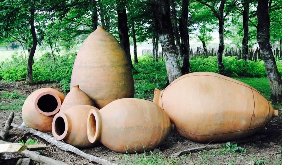 Армянский аналог амфоры квеври. Грузинский сосуд для вина квеври. Армянский аналог амфоры квеври. Амфора квеври. Армянский аналог амфоры квеври.