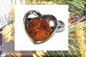  Кольцо с натуральным янтарем коньячное