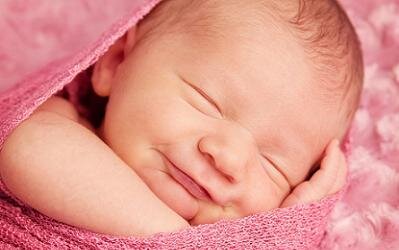 
Не так важно, быстро ли возьмёт малыш грудь, важен сам контакт малыша с мамой (и папой, если он присутствует!). Ваше слияние с малышом после родов - самое важное! От этого даже может зависеть выживание ребёнка. Во время слияния закладываются эмоциональные, душевные и духовные связи между ребенком и его близкими.

Воссоединение в первый час после рождения - прекрасная основа взаимоотношений ребенка с матерью, со всем окружающим миром. Раз начавшись, эти отношения продолжаются всю жизнь.