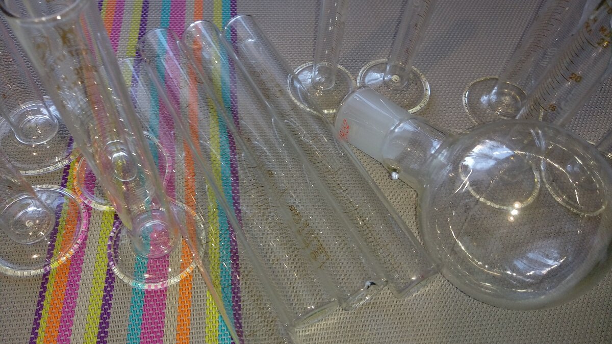 четыре вида пробирок