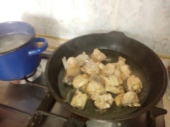 цыпленок в сковороде