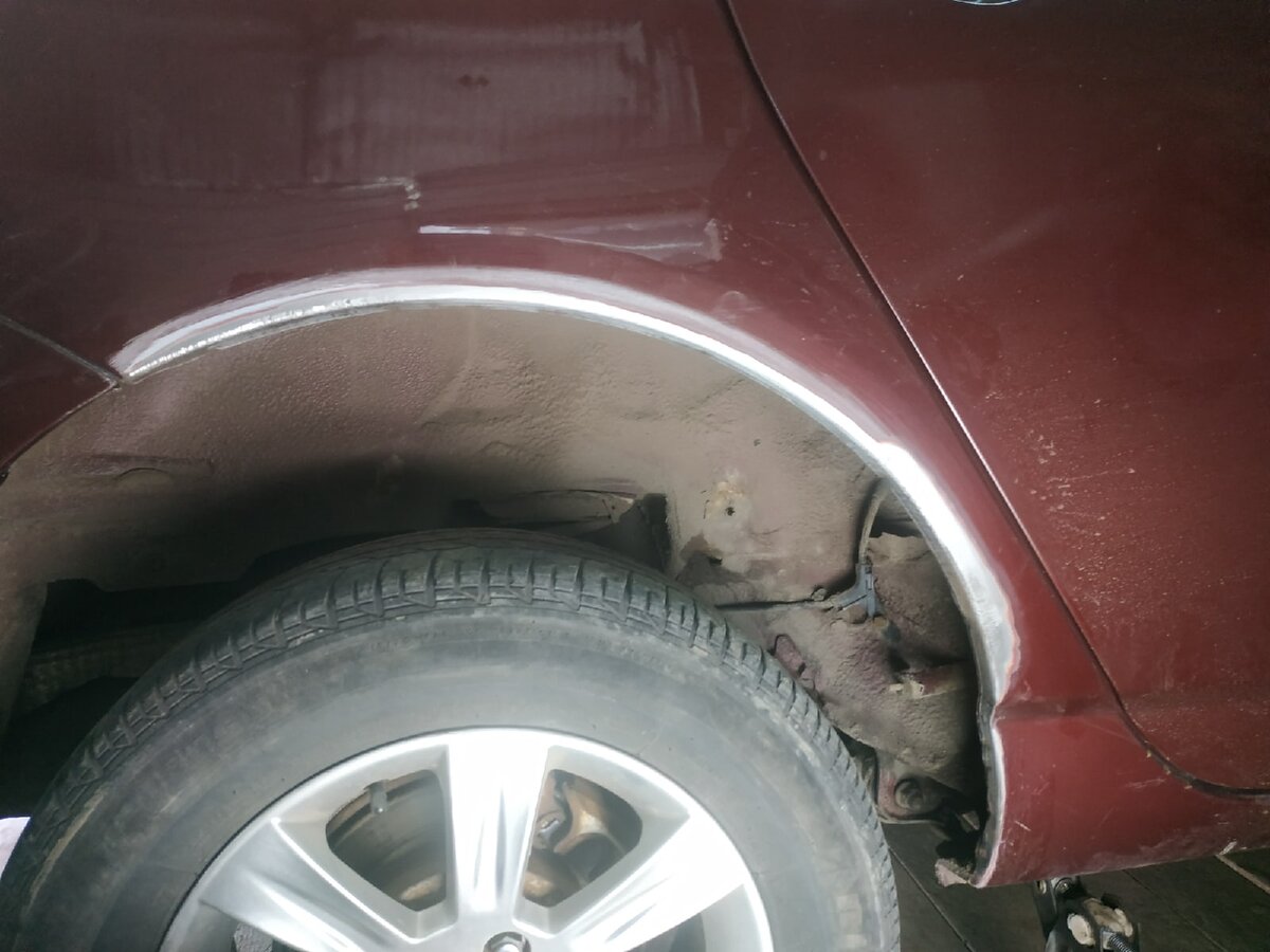 Убираем коррозию с арки крыла, жучки и ЛКП которое уже отслаивается.