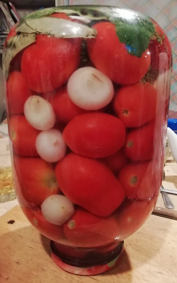 Маринованные помидоры с мини луковицами.