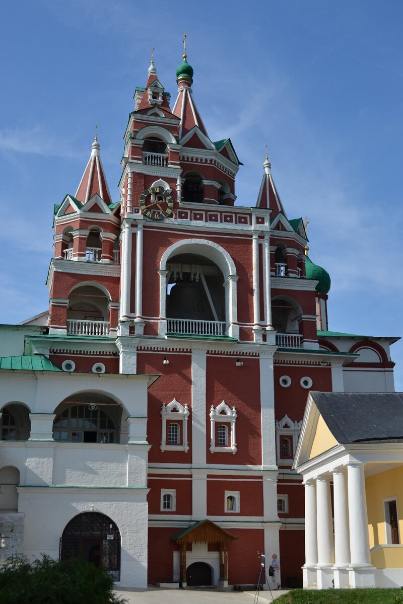 Красная башня звонницы с часами. Фото автора