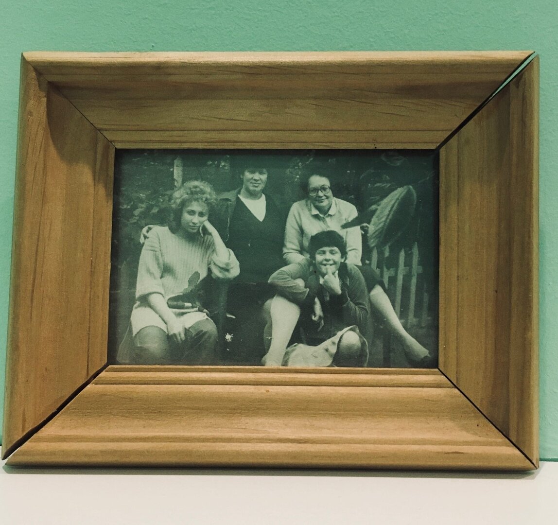 Женская половина моей семьи. Слева направо: мама, бабушка Света, бабушка Неля и Таня, сестра отца и моя тетя. Примерно 1987 год. 