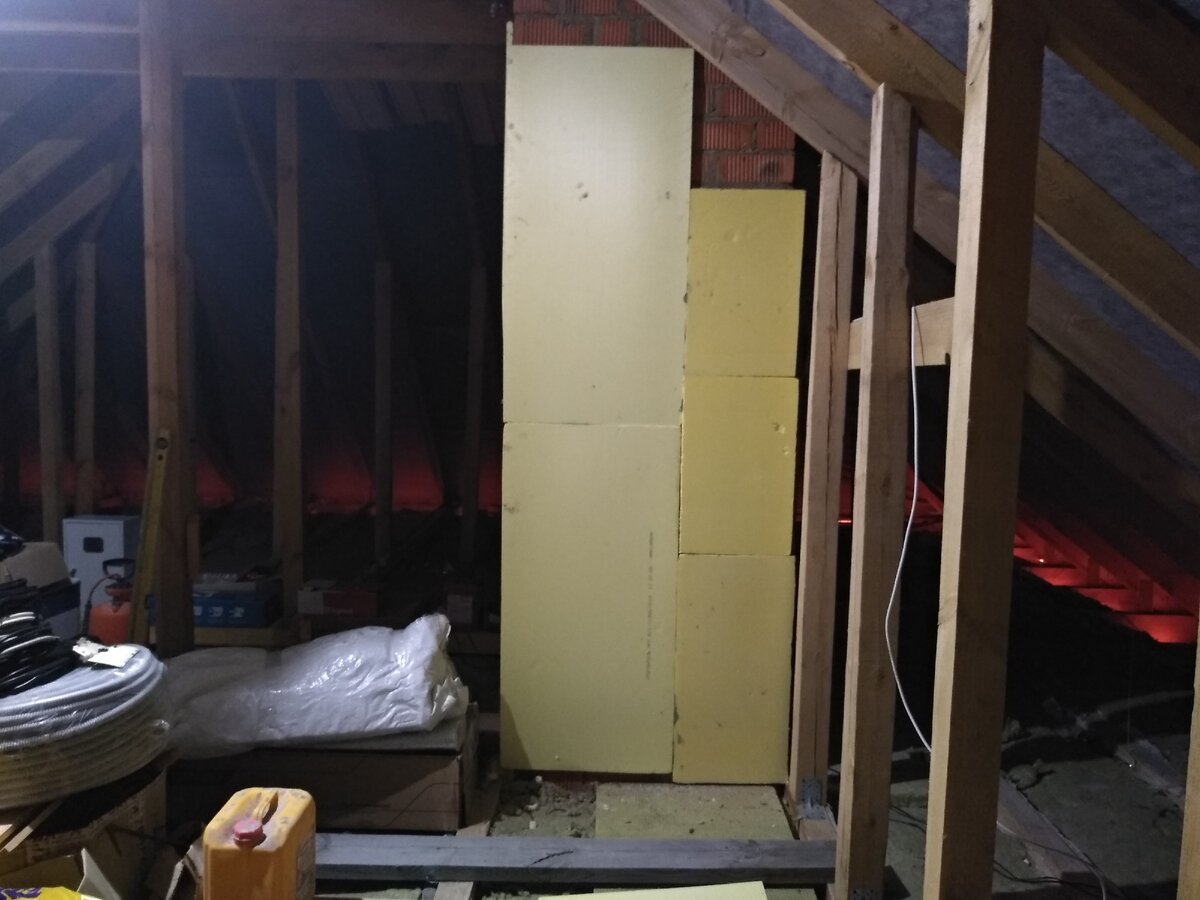 Мой чердак. Утепляю вентканал из кирпича: крайне неудобно. @ Горбунов Сергей Канал Самостройщика