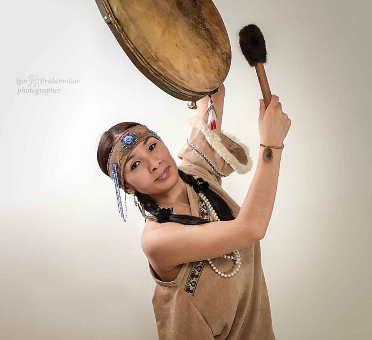 Приходилось вам видеть танцы шаманов? Вот примерно так. Переигрывать не нужно, вы не должны стать смешными самим себе. Можно просто слегка раскачиваться в такт словам. Движение служит проводником слов, с ними слова как бы проваливаются в подсознание, а именно этот результат нам и необходим.