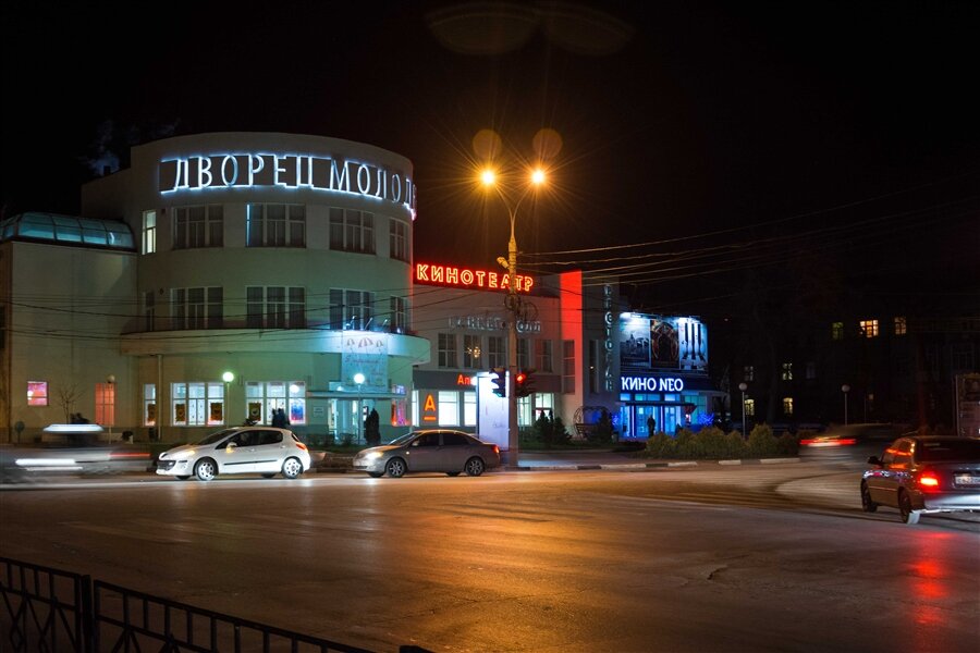 Таганрог вечером. Таганрог Петровская вечером. Петровская улица Таганрог ночная. Таганрог набережная ночью. Таганрог центр города.