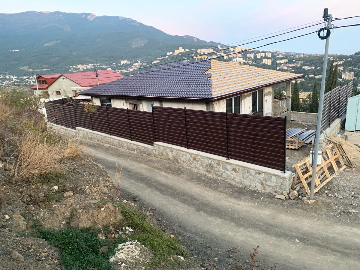 Забор ранчо из штакетника шахматкой в Ялте фото 2