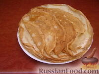 Как приготовить тонкие блинчики на молоке:

Яйца смешать с сахаром и половиной стакана молока.

Постепенно подсыпать муку, тщательно перемешивать. Тесто получается густое, как на оладьи.
Когда вся мука введена в тесто, влить оставшееся молоко, тщательно перемешать.
Постепенно влить воду, продолжая тщательно перемешивать тесто - в итоге оно должно получиться очень жидким.
Затем добавить растительное масло и снова перемешать тесто.

Хорошенько разогреть сковороду. Лучше взять сковороду с антипригарным покрытием. В любом случае сковорода должна быть с удобной ручкой.

Разогретую сковороду смазать небольшим количеством растительного масла.

Налить на середину сковороды немного теста (примерно 0,5 обычного половника). Наклоняя сковороду в разные стороны, распределить тесто по поверхности. Жарить на среднем огне 0,5 минуты. Блин по краям должен начать отходить от стенок сковороды.
Затем аккуратно приподнять блин (руками или лопаточкой), перевернуть его на другую сторону и жарить еще 10-30 секунд.

Степень прожарки зависит от дальнейшего использования. Если блин с начинкой не будет обжариваться, его нужно подрумянить на этом этапе. Если же блины с начинкой будут дополнительно обжарены, то сейчас нужно приготовить блинчики (налистники) бледными, чтобы потом они не пережарились.
Каждый готовый блинчик нужно выложить на стопку остальных блинов и смазать небольшим количеством масла.
Вкусные тонкие блинчики на молоке готовы. Приятного аппетита!