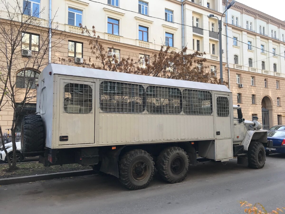 Во двор на Ленинском проспекте пригнали передвижную тюрьму | Владимир  Залищак | Дзен