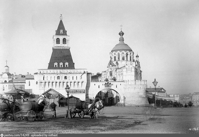 "Поливальные машины" образца второй половины 19 века, Лубянская площадь, 1889.