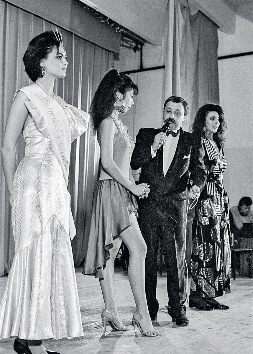 1989 год. Ведущий с участницами первого  Всесоюзного конкурса красоты 