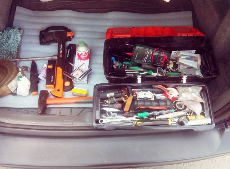 Вот так он представлял нам свой товар. Причем, было очень большое разнообразие, начиная от простого шпателя, до сварочного аппарата и бензопилы (зачем только на стройке бензопила?). Картинка из открытых источников