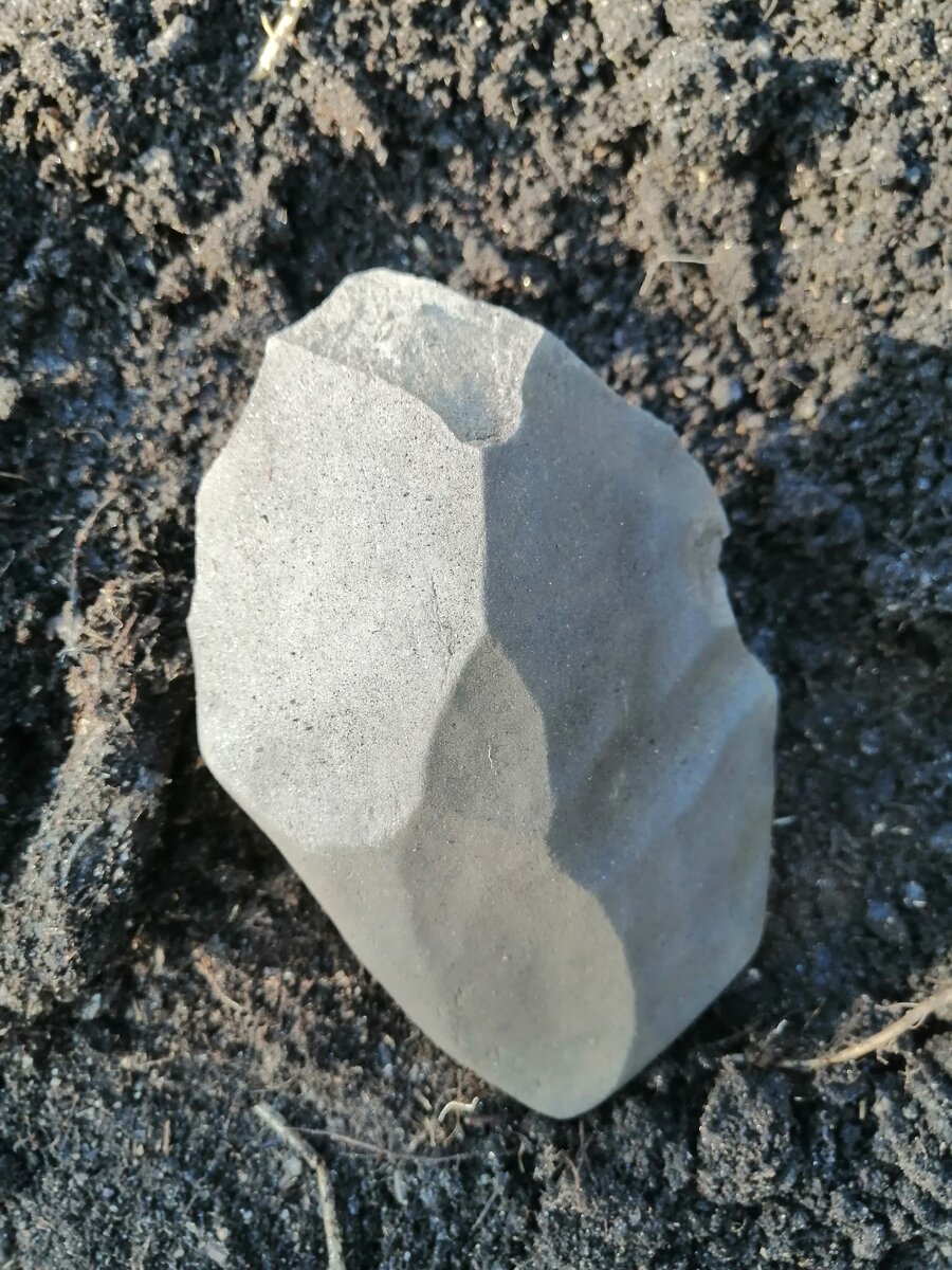 Каменное рубило. Бифас археология. Рубленый камень. Заостренный камень.