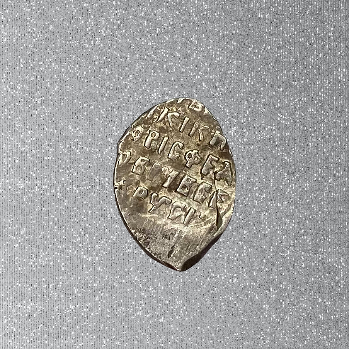 1 Копейка. Русское царство, 1604. Серебро. Реверс с надписью в пять строк: имя и титул правителя РЬIВЕ КИК ОРIС..ЕРОВIЧЬЕ АРУСI. (Царь и великий князь Борис Фёдорович всея Руси).