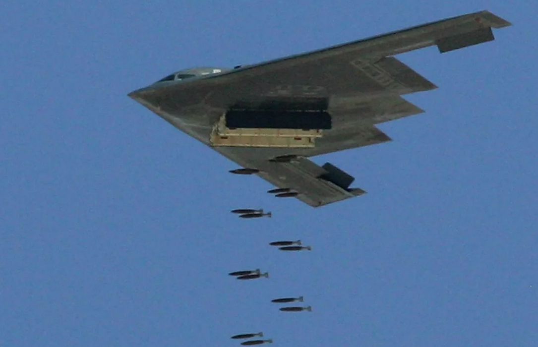 Американский стратегический бомбардировщик Northrop B-2 Spirit сбрасывает бомбы на Югославию. Фото Reuters 