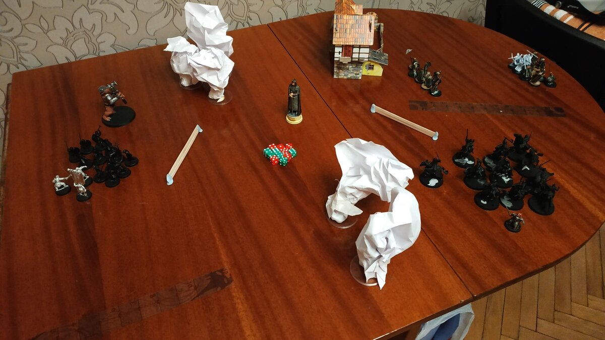 Супер- деревья из мятой бумаги, какие-то палочки, вход идет все что есть в доме. Для тиррейна.