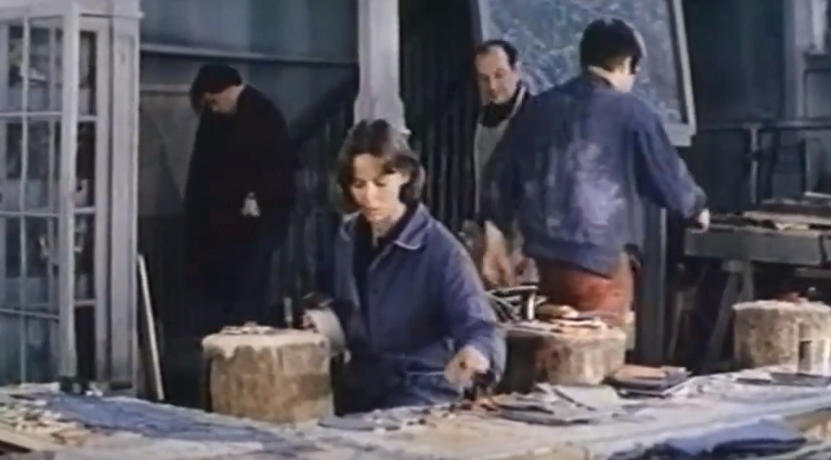 Аня (Евгения Симонова) в мастерской, кадр из фильма "Долгая дорога к себе" (1983)
