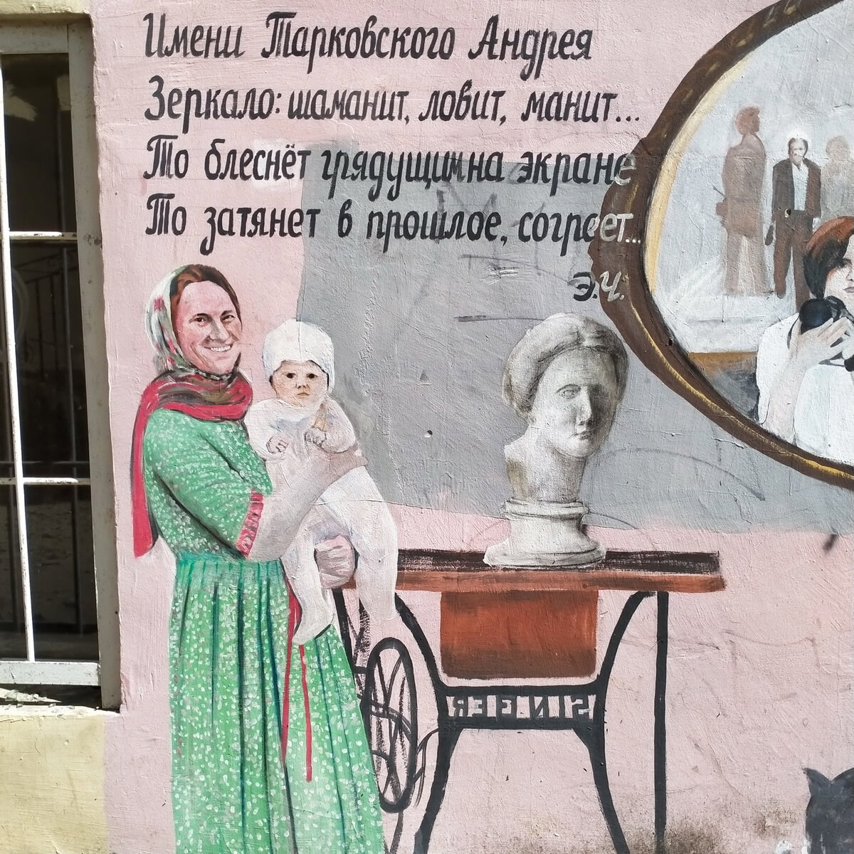 Во дворе дома по адресу пл. Ленина, 1. 