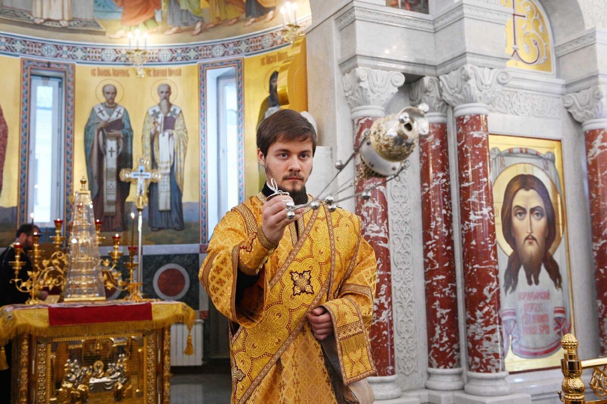 Если вы не знаете, кому помолиться, - молитесь Господу!  Источник: https://foto.patriarchia.ru/news/velikoe-osvyashchenie-khrama-pravednogo-voina-feodora-ushakova-v-yuzhnom-butove-g-moskvy-2019-12-22/