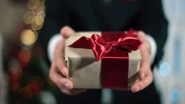 Что подарить человеку, у которого все есть? 