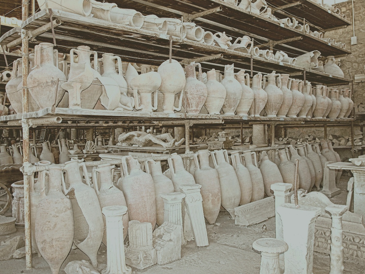 Собрание керамики, найденной при раскопках и помещённой в музее под открытым небом