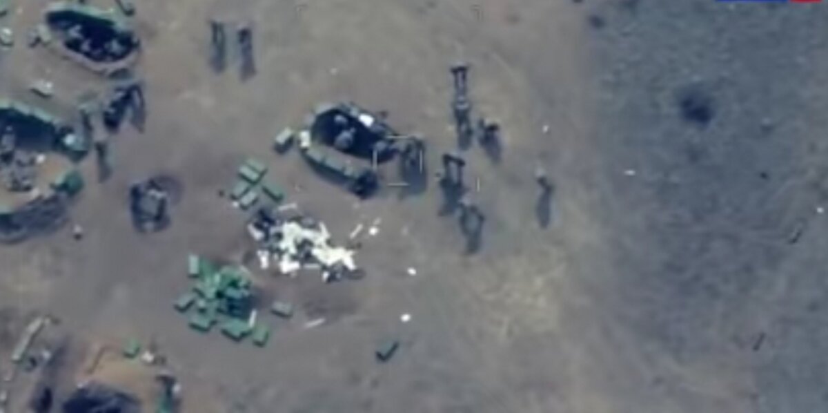 По-видимому, минометные расчеты на оборудованных позициях. Бойцы вне укрытий, удара никто не ждет. 