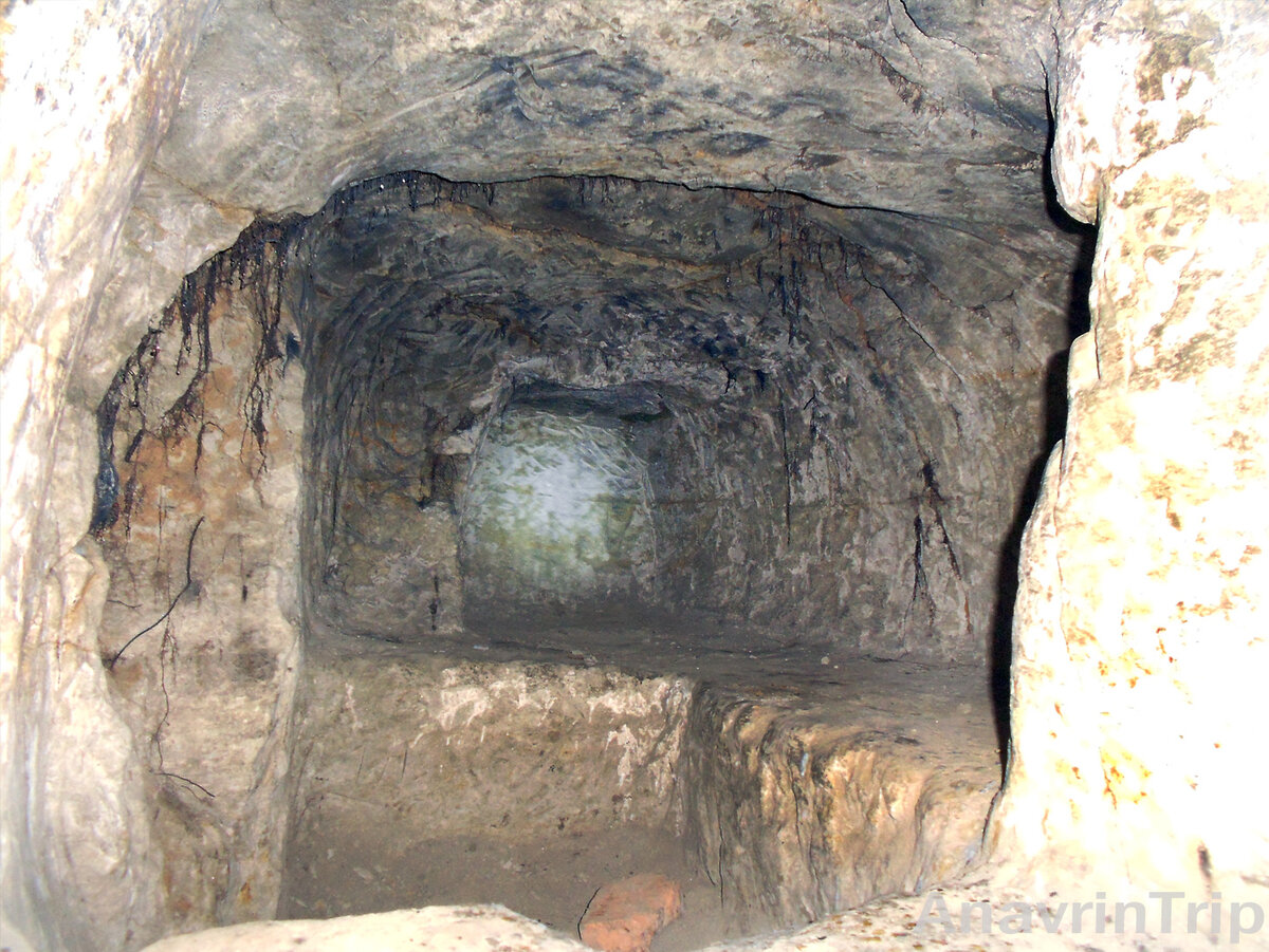 Когда-то в этих кельях молились и спали монахи.