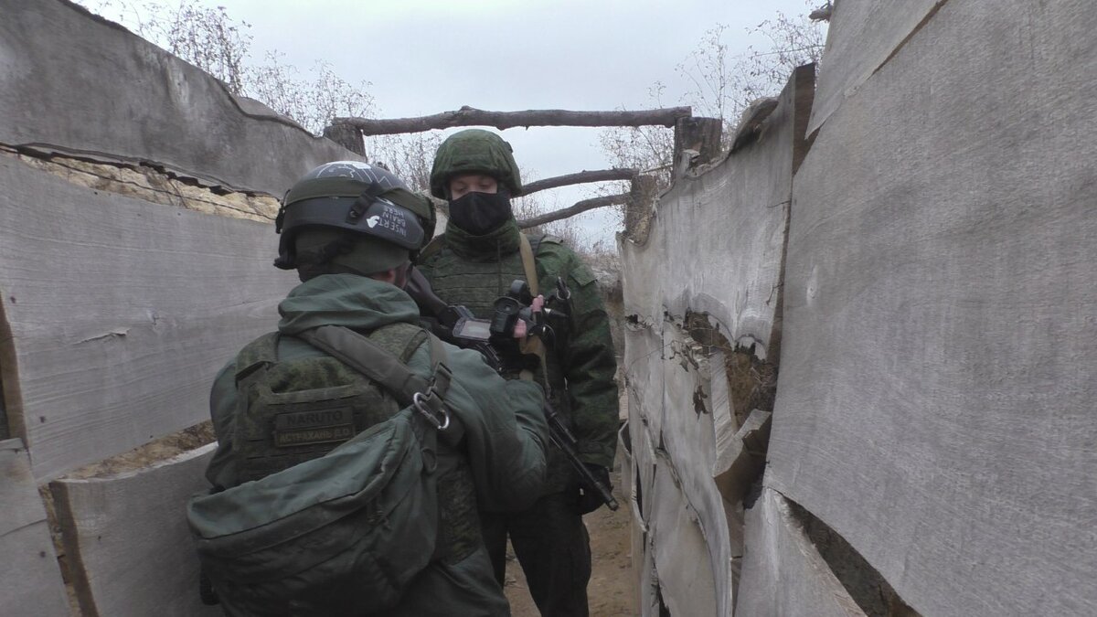 Автор канала с сумкой Спутник на позициях