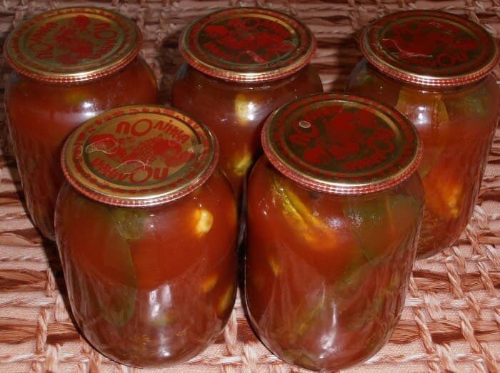 Огурцы в томатной заливке с чесноком на зиму обалденный