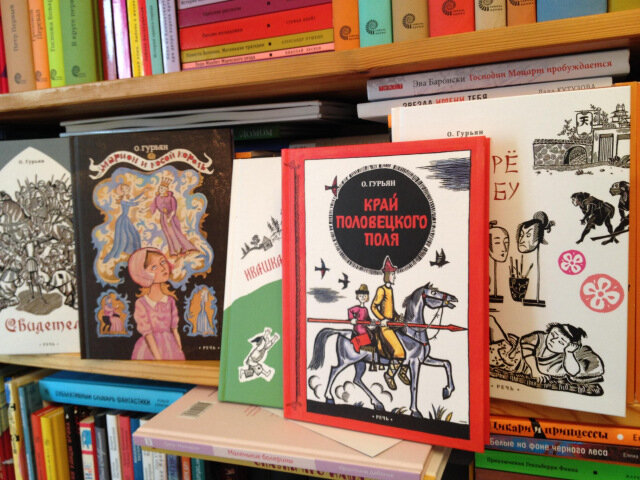 Книжная выставка к юбилею Ольги Гурьян в библиотеке