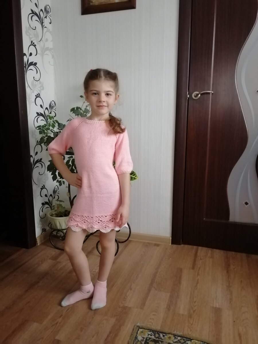 Агате 6 лет и все то же платье.