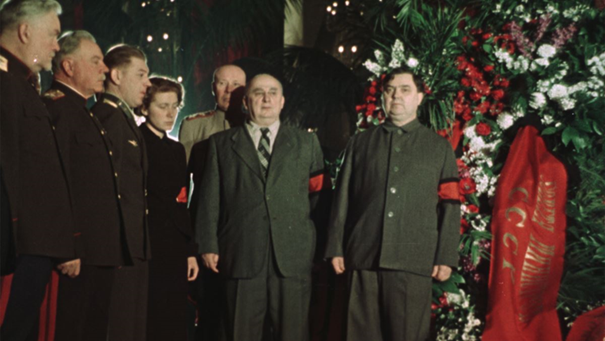 У гроба Сталина. Маленков и Берия на первом плане. Слева Булганин, Ворошилов, Василий и Светлана Сталины (Хрущев не котировался)