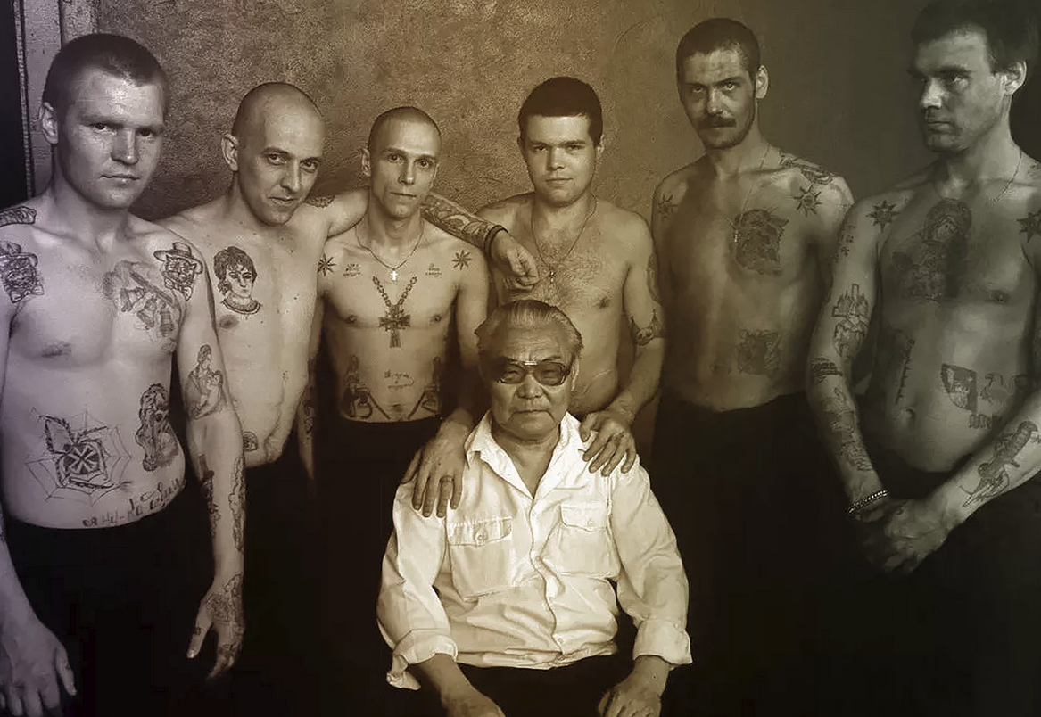 Если проанализировать политику Международного олимпийского комитета, то становится очевидным, что она все больше и больше деградирует. А сам высший орган олимпийского движения уже почти превратился  в отделение госдепартамента США или (по определению Президента Белоруссии) в некую международную ОПГ (чтобы не раздражать ЯНДЕКС ДЗЕН, я не употребил слово «банда»).  Последним подтверждением этой позорной эволюции является  недавнее решение   МОК о  непризнании  избрания Виктора Лукашенко главой Национального олимпийского комитета (НОК) Белоруссии .