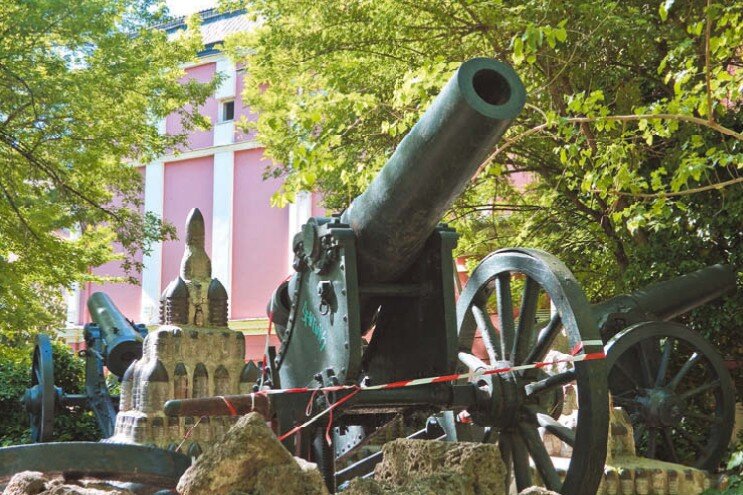 Русская пушка возле дома-музея императора Александра II в Плевне, Болгария