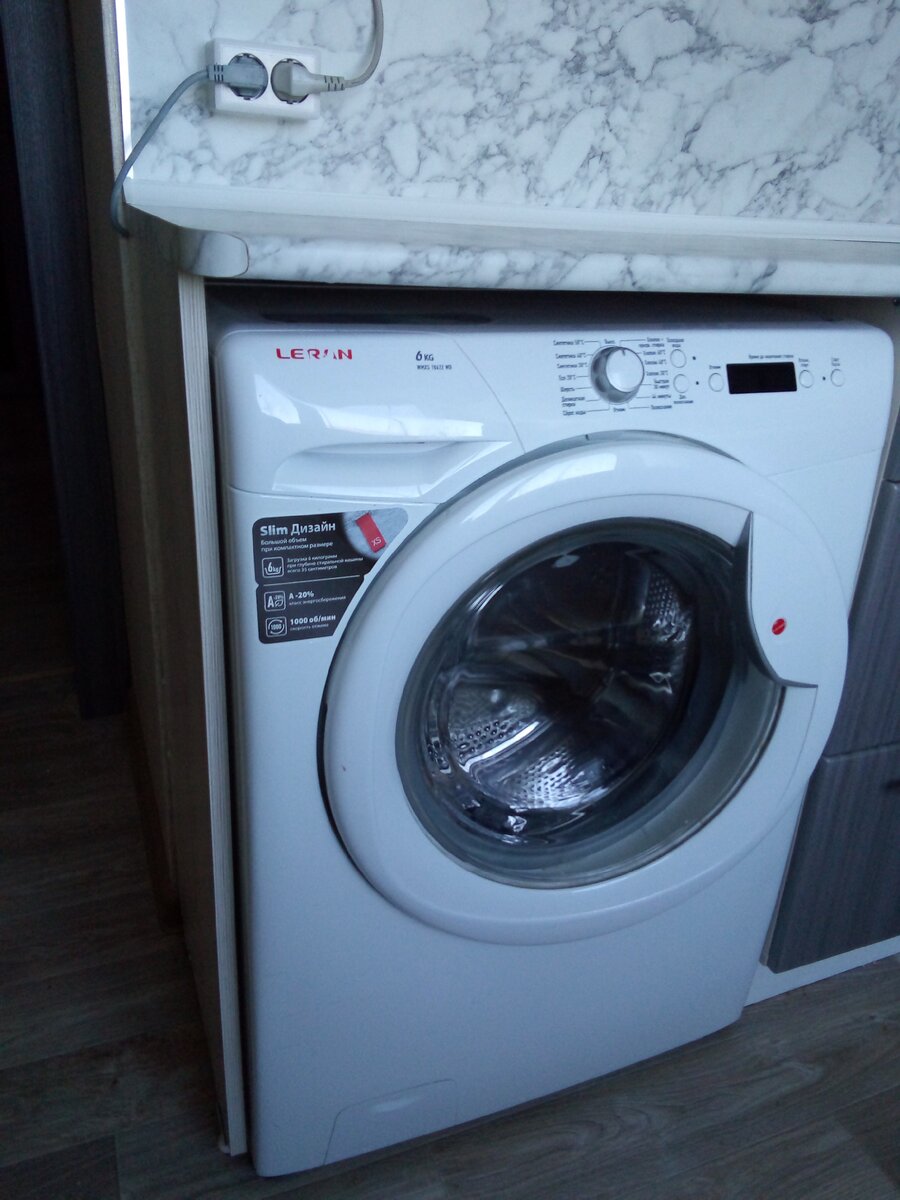 Фото встроенной в кухонный гарнитур стиральной машины у дочери.