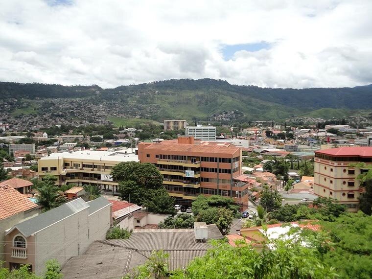 Тегусигальпа, столица Гондураса. Невзрачный и к тому же смертельно опасный город.