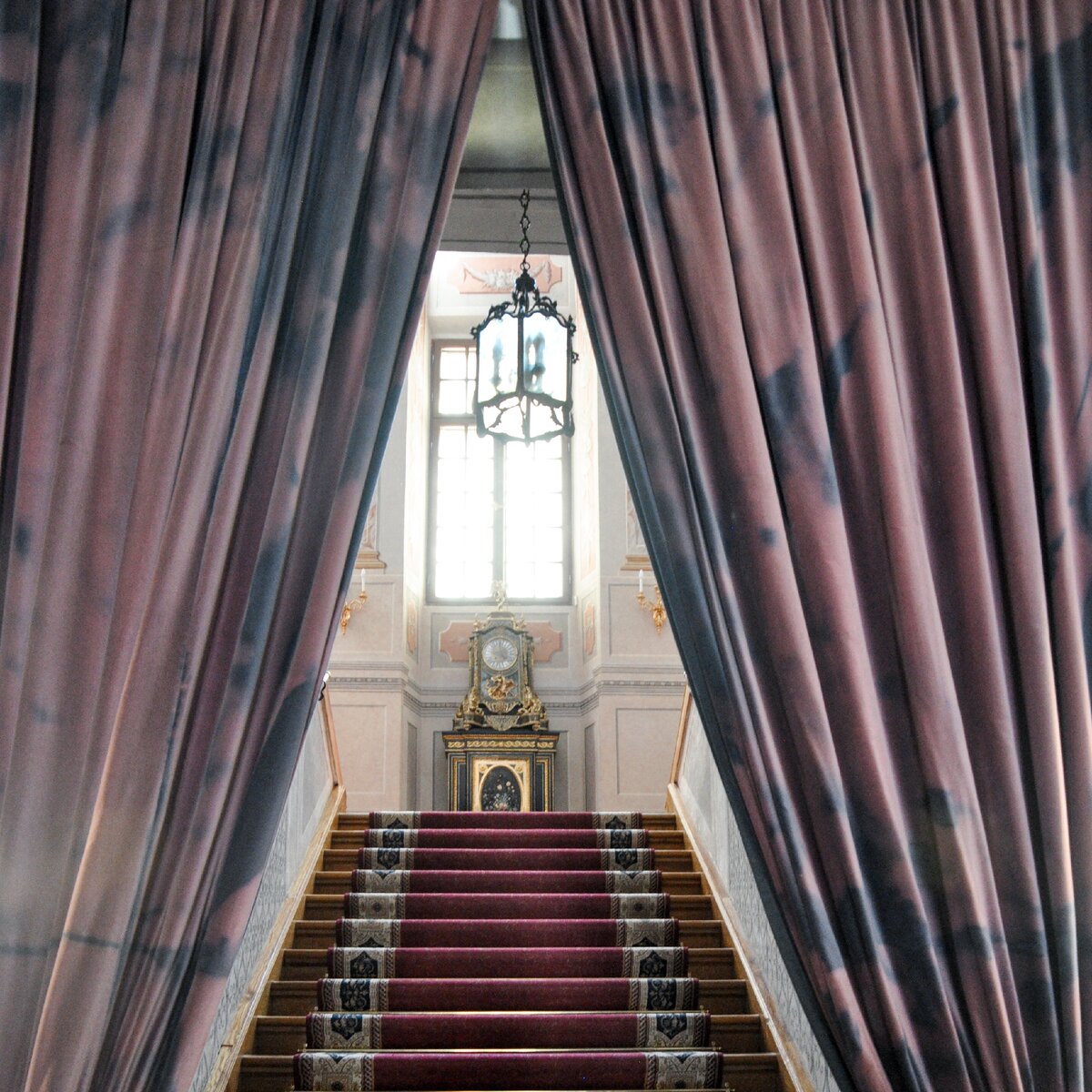 Парадная лестница, ведущая в главный зал замка - Золотой зал.