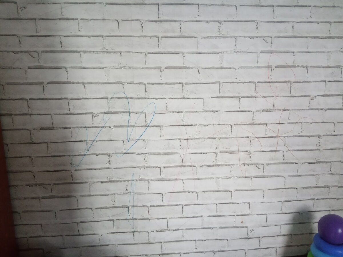 На фото: разрисованные обои. Дочка решила, что так они будут красивее.)))