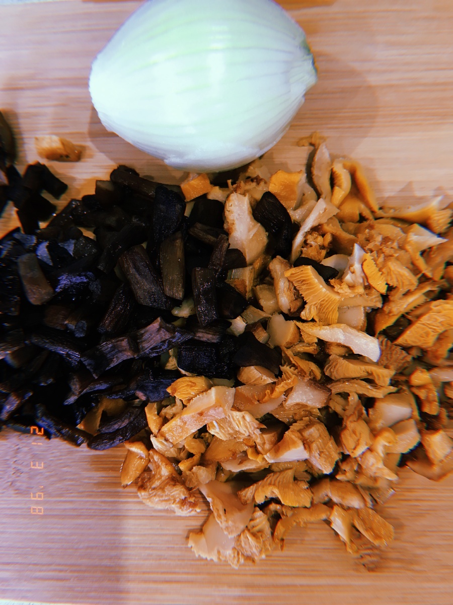 У меня лисички и опята