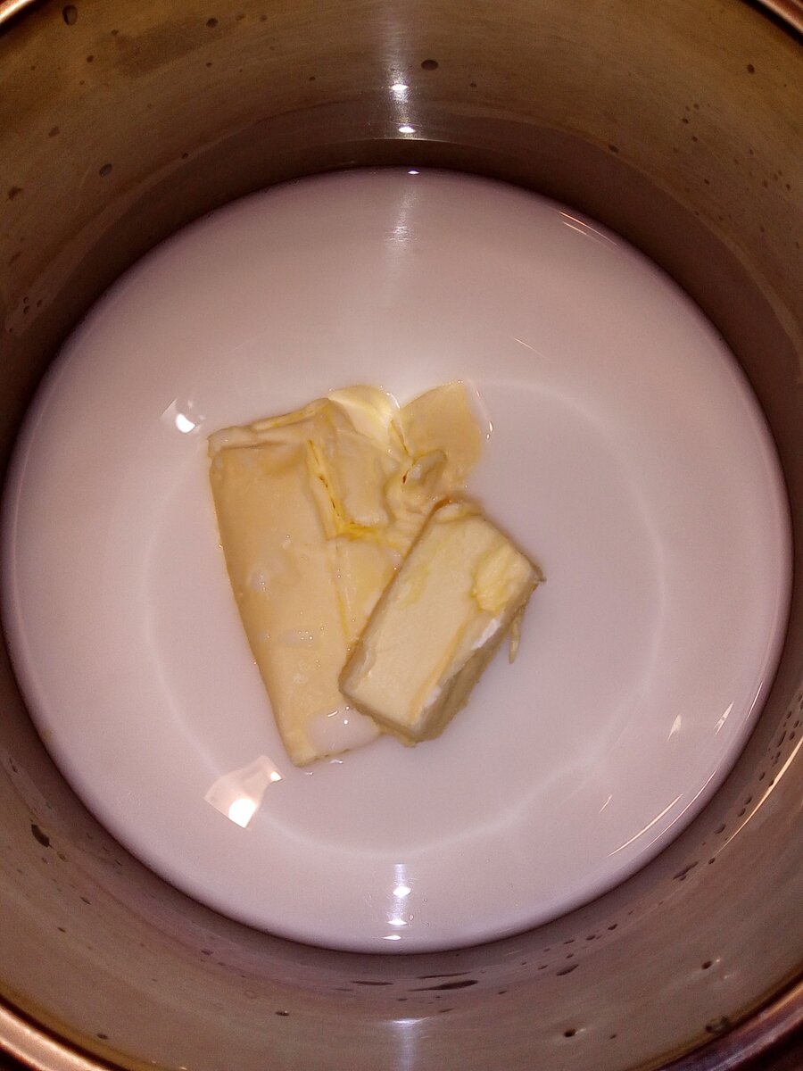 К молоку с водой положили маргарин, соль и сахар.