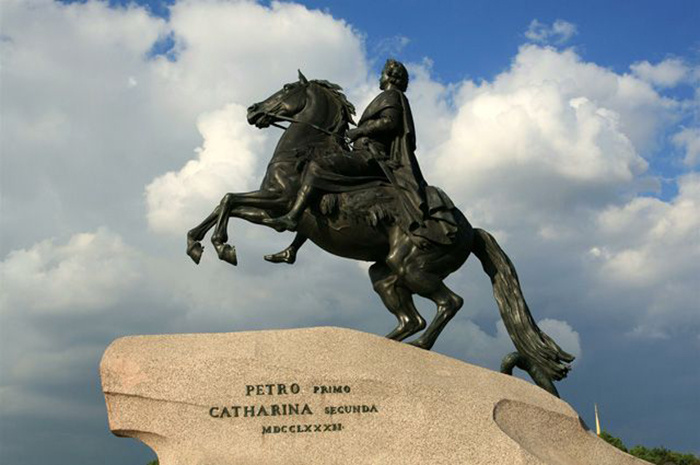 Медный всадник: Екатерина II Петру I. Фото: russianlook.com