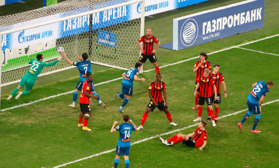 В матче 24-го тура РПЛ «Зенит» выиграл у «Химок» (2:0) и снова опережает «Спартак» на 4 очка.